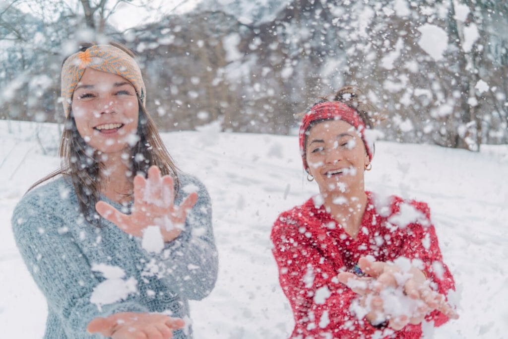 neige, vêtements et accessoires tricotés à la main